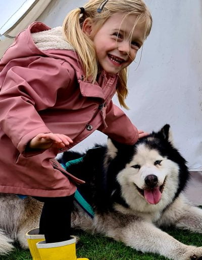 Husky tocht Epe met kinderen op de Veluwe