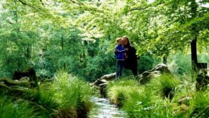 moeder met zoon bij waterval sonsbeek