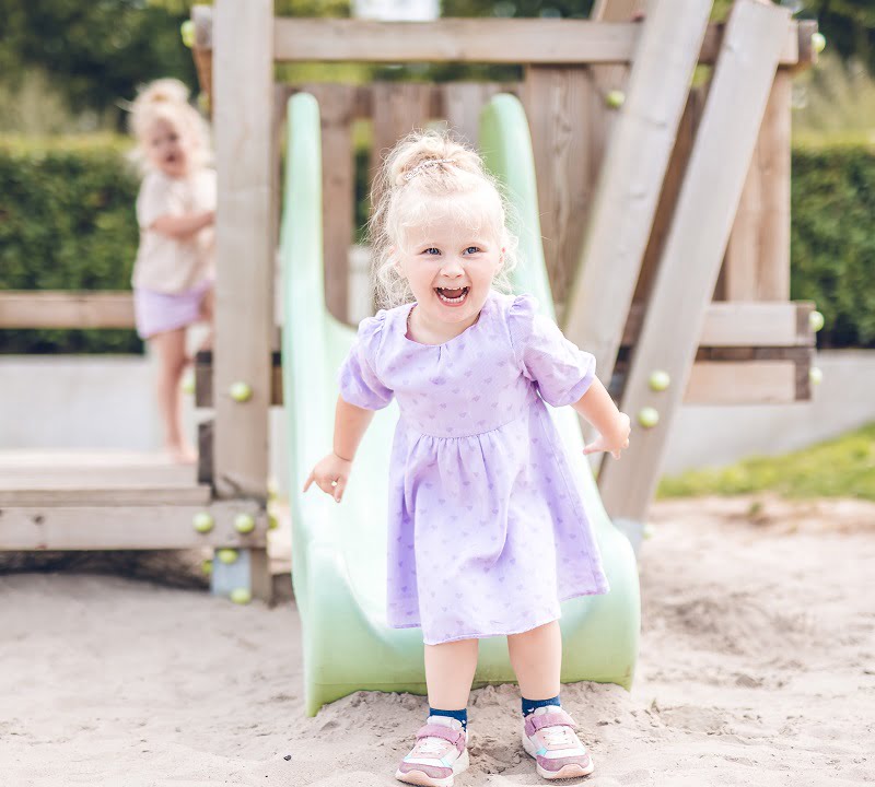 Vakantiepark Ackersate meisje bij glijbaan h