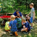 Kinderfeestje buiten spelen Pokémon spel