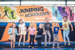 Springende kinderen bij kinderfeestje Voorthuizen