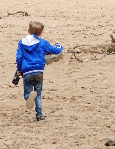 Wandeling Wekeromse zand jongetje in het zand
