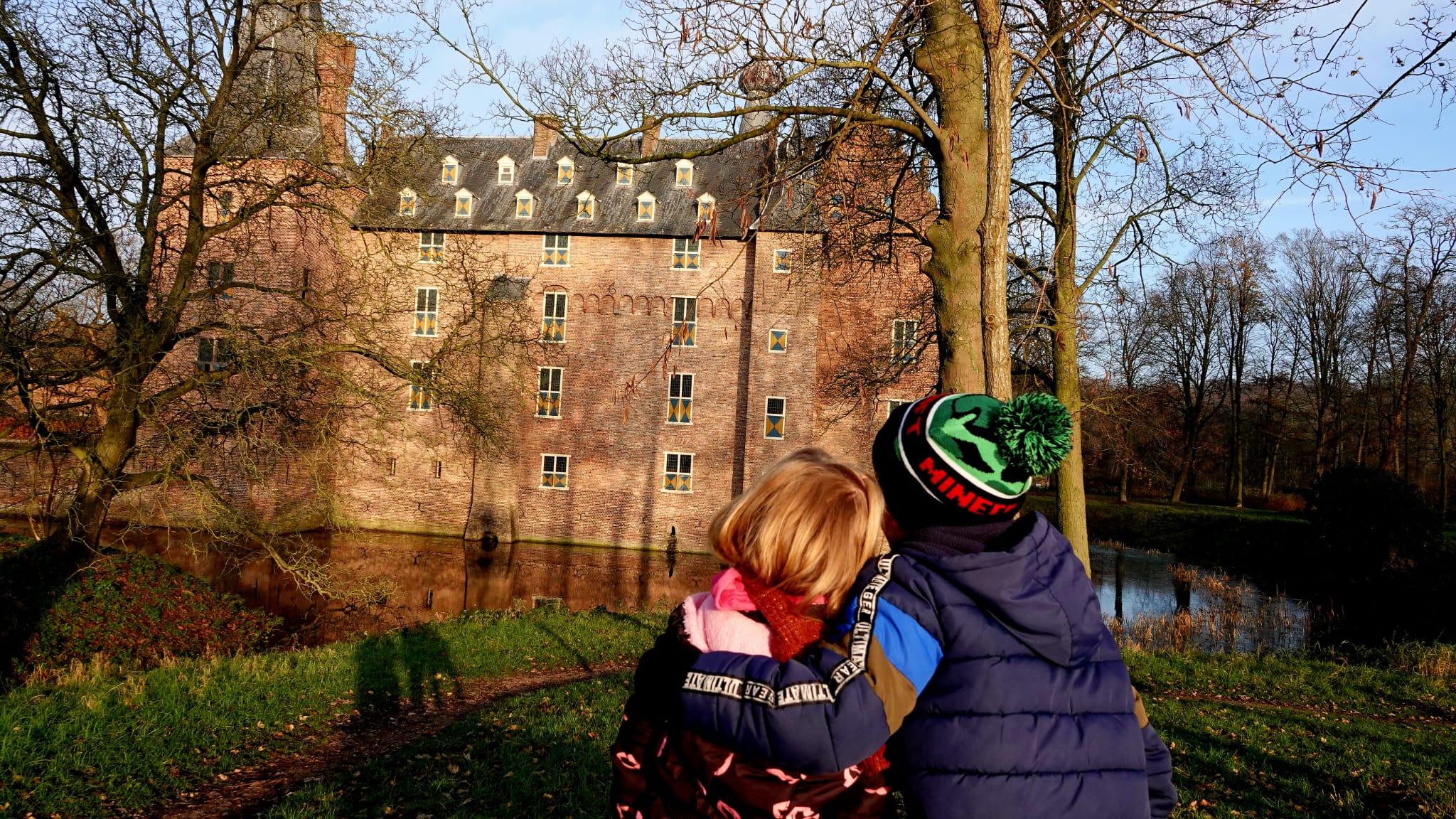 Quinn en vayen kijken naar kasteel Doorwerth