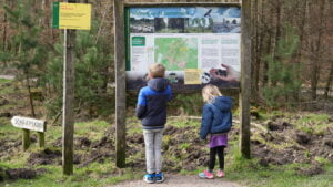 Kinderen bij kaart natuurgebied Loenermark