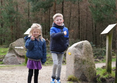 Kinderen bij gele zwerfkei Loenermark