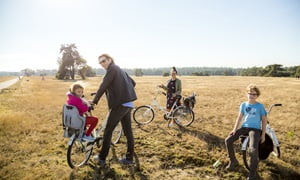 Gezin met kinderen bij de Hoge Veluwe op de fiets