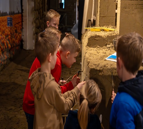 Kinderen helpen opbouw Zandsculpturen Garderen