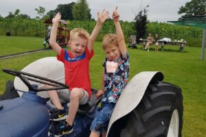 Maisdoolhof voorthuizen kinderfeest jongens traktor