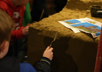 Close up kind gereedschap zandsculptuur