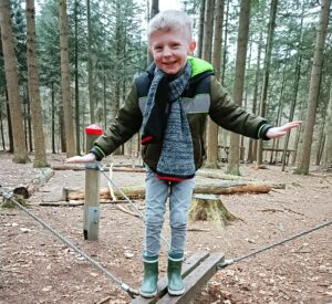 Kind speelt in speelbos bij Landgoed Schovenhorst