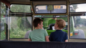 kinderen in de huifkar