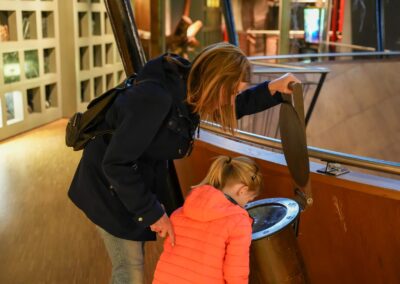 Moeder en kind in Kroller Muller Museum met zomerspeurtocht