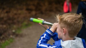 Jongen met verrekijker zomerchallenge Park Hoge Veluwe