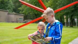 Zomerchallenge door de bomen het bos.