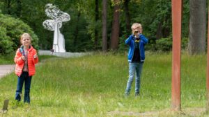 Kinderen in de beeldentuin Kroller Muller Museum