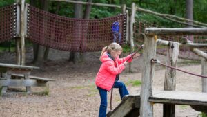 kinderen spelen in speeltuin naast restaurant De Hoge Veluwe