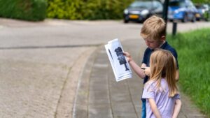 kinderen voeren opdracht speurtocht mysterie van mink uit