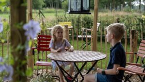 Kinderen in hoteltuin Hotel Restaurant De Loenermark