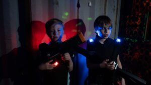 Jongens lasergame kinderfeestje Multi Fun Bussloo