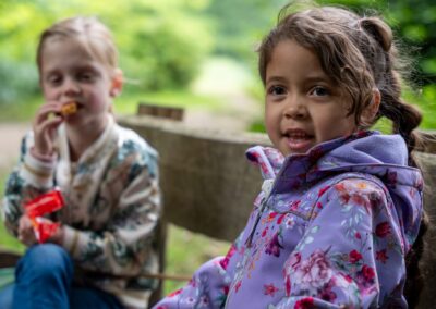 meisje bij kasteel Cannenburch op bankje