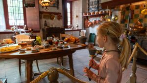 Meisje op ontdekking in Kasteel Cannenburch