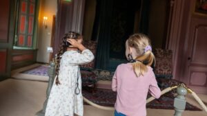 Meisjes tijdens kasteelspeurtocht Kasteel Cannenburch