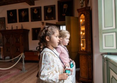 meisjes bij kasteel Cannenburch