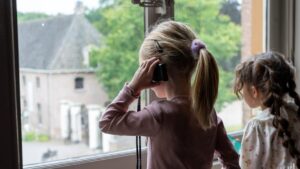 kinderen kijken uit raam Kasteel Cannenburch
