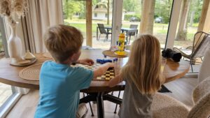 Kinderen spelen spelletjes vakantiewoning Het Lorkenbos