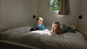 Kinderen in bedstee woning Veluwe bij Het Lorkenbos