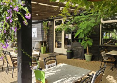 Gezin in speeltuin Het Lorkenbos