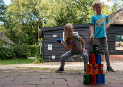 kinderen spelen bij Het Lorkenbos