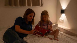 Moeder en kind boekje lezen voor slapengaan