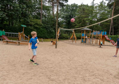 Gezin in speeltuin Het Lorkenbos