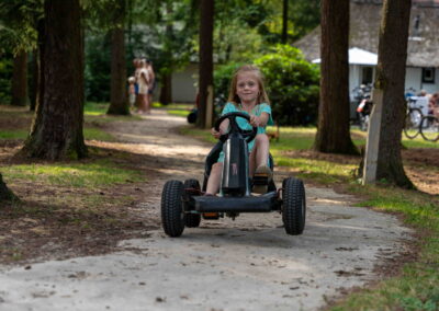 Meisje skelter rijden op Het Lorkenbos