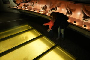 Kijk onder de grond moeder en dochter in het Museonder