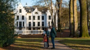 Opa en kleinkind voor Kasteel Staverden
