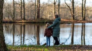 Oma en kleinkind bij water Landgoed Staverden