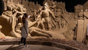 Kidsreporter bekijkt zandsculpturen