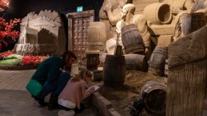 samen de zandsculpturen speur tocht uitvoeren
