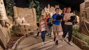 wandelen langs de zandsculpturen in Garderen