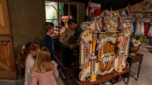 kidsreporters met Cobus bij de draaiorgel