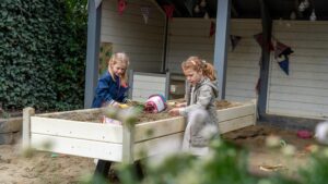 meisjes in zandbak buiten Zandsculpturen Garderen