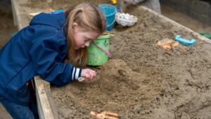 kidsreporter maakt zelf een zandsculptuur