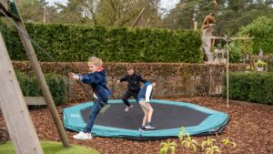 speeltuin in vernieuwde tuin buiten
