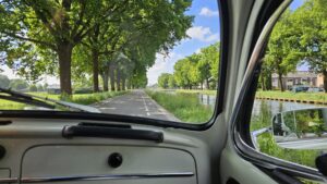 rijden met de Oldtimer door verschillende landschappen
