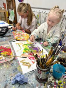 Kinderen kliederen in Kliederlokaal Nijkerk