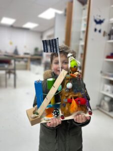 Kind met kunstwerk Kliederlokaal Nijkerk