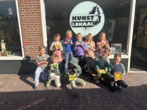 Kinderen tonen kunstwerk kinderfeestje Kunstlokaal Nijkerk