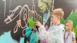 Graffiti spuiten bij Publieksplein Luchtlandingen Ede